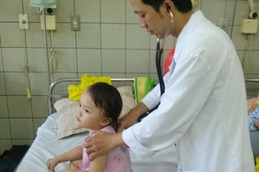 Liên tiếp trẻ uống nhầm dầu hỏa, axit