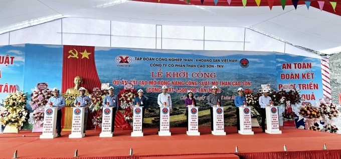 Lãnh đạo Tập đoàn TKV cùng khách mời bấm chuông khởi công dự án