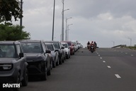 Hàng trăm ô tô lại nối đuôi nhau lên cầu tránh lũ, người đi đường bất ngờ