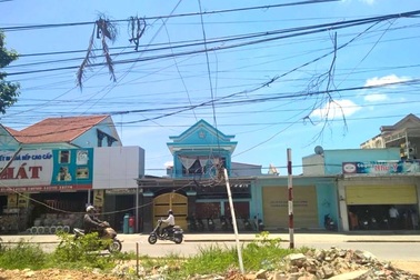 Hiểm hoạ từ lưới điện, viễn thông chằng chịt ở TP Huế!