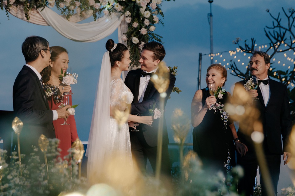 Mẹ chồng Tây tiết lộ bí mật cảm động về ông xã của Hoàng Oanh - 8 Mẹ chồng Tây tiết lộ bí mật cảm động về ông xã của Hoàng Oanh - 8
