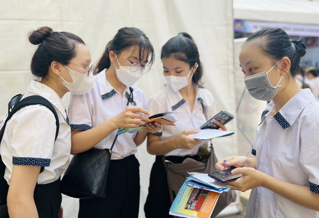 Khốn khổ bị đối thủ đá lông nheo, nháy mắt... cướp người - 1 Khốn khổ bị đối thủ đá lông nheo, nháy mắt... cướp người - 1