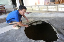 Sau tiếng động lớn, "hố tử thần" xuất hiện ngay giữa sân nhà