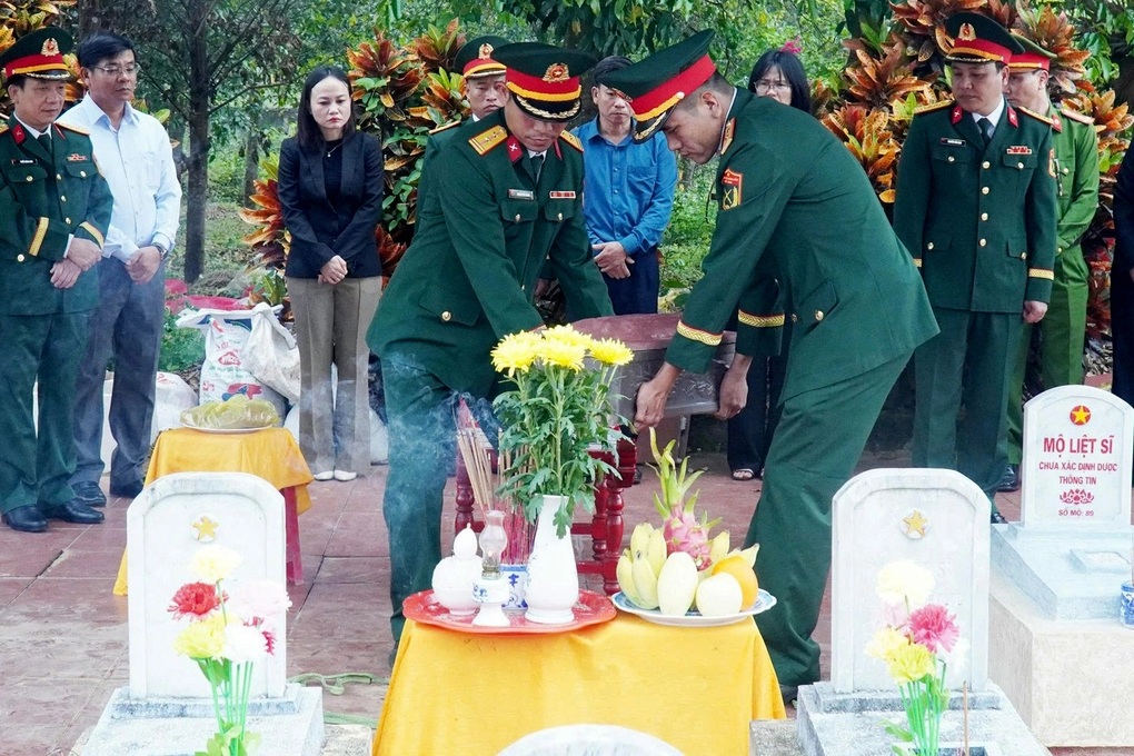Truy điệu và an táng hài cốt liệt sỹ được tìm thấy trong vườn nhà dân - 1