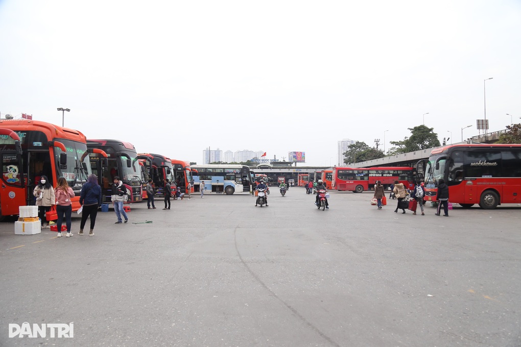 Lượng khách về quê ăn tết tăng gấp 5 lần so với năm ngoái tại bến xe - 6 Lượng khách về quê ăn tết tăng gấp 5 lần so với năm ngoái tại bến xe - 6