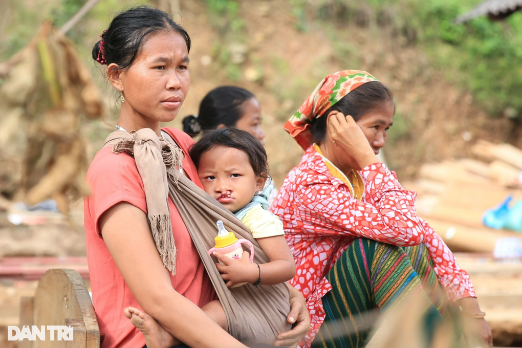 Lũ quét kinh hoàng ở Nghệ An: Hơn 200 người lang thang ở nhờ - 4 Lũ quét kinh hoàng ở Nghệ An: Hơn 200 người lang thang ở nhờ - 4