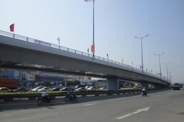 Thông xe 2 cây cầu vượt bằng thép đầu tiên ở TPHCM