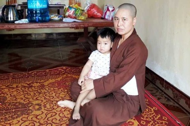 Nhiều người xin nhận nuôi bé gái bị mẹ bỏ rơi trong chùa