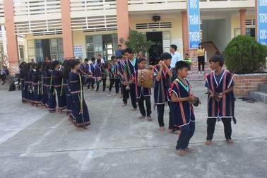 Đưa cồng chiêng vào trường học