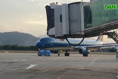 Xe kéo đẩy máy bay vào vị trí trên đường băng