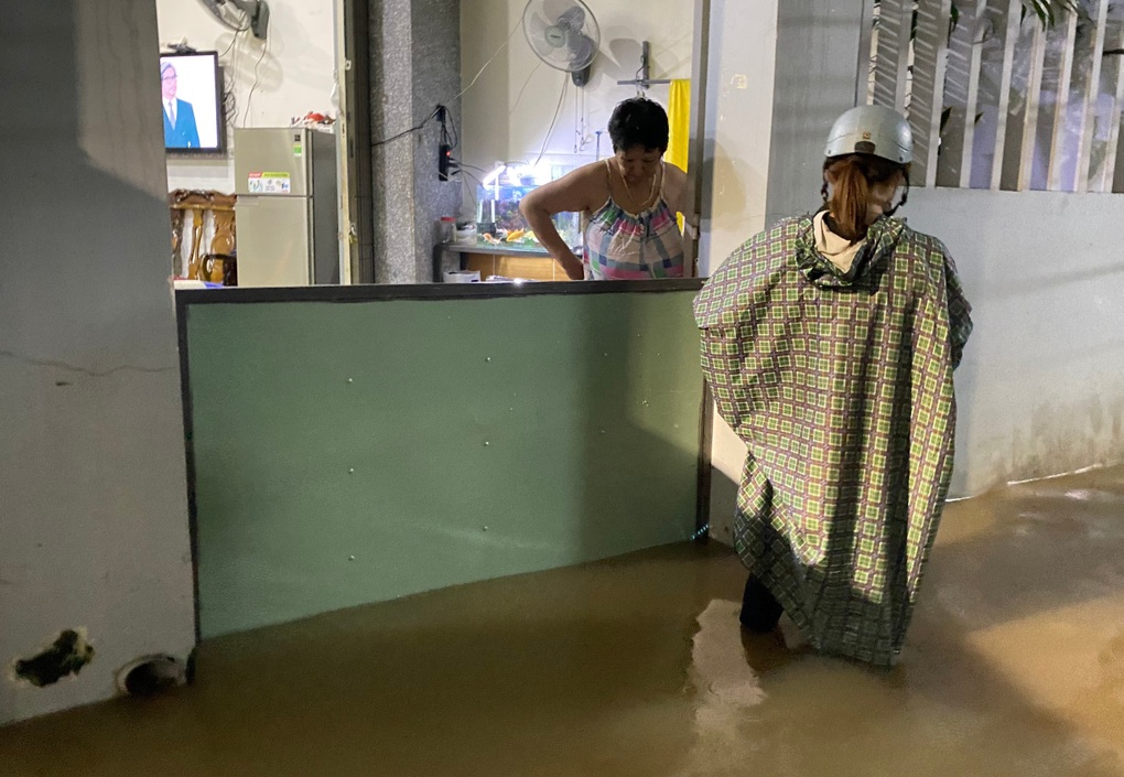 Nước xiết đổ về Nha Trang, người dân chạy lũ trong đêm - 5 Nước xiết đổ về Nha Trang, người dân chạy lũ trong đêm - 5
