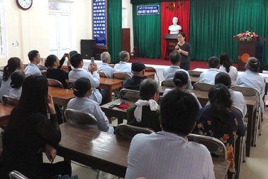 Lãnh đạo Sở GD-ĐT Nghệ An đến bệnh viện thăm hỏi giáo viên đang điều trị bệnh