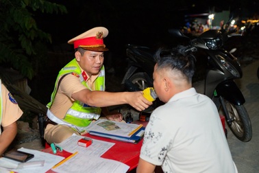 Công an Đồng Nai lập chốt kiểm tra nồng độ cồn trong đêm
