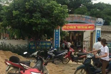 Tạm dừng công tác hiệu trưởng, hiệu phó trường mầm non nghi dùng “gà dịch” cho học sinh ăn