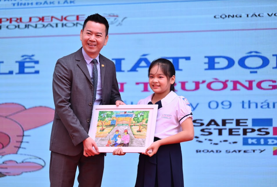 Hơn 600 học sinh tiểu học được tặng mũ bảo hiểm đạt chuẩn - 4 Hơn 600 học sinh tiểu học được tặng mũ bảo hiểm đạt chuẩn - 4