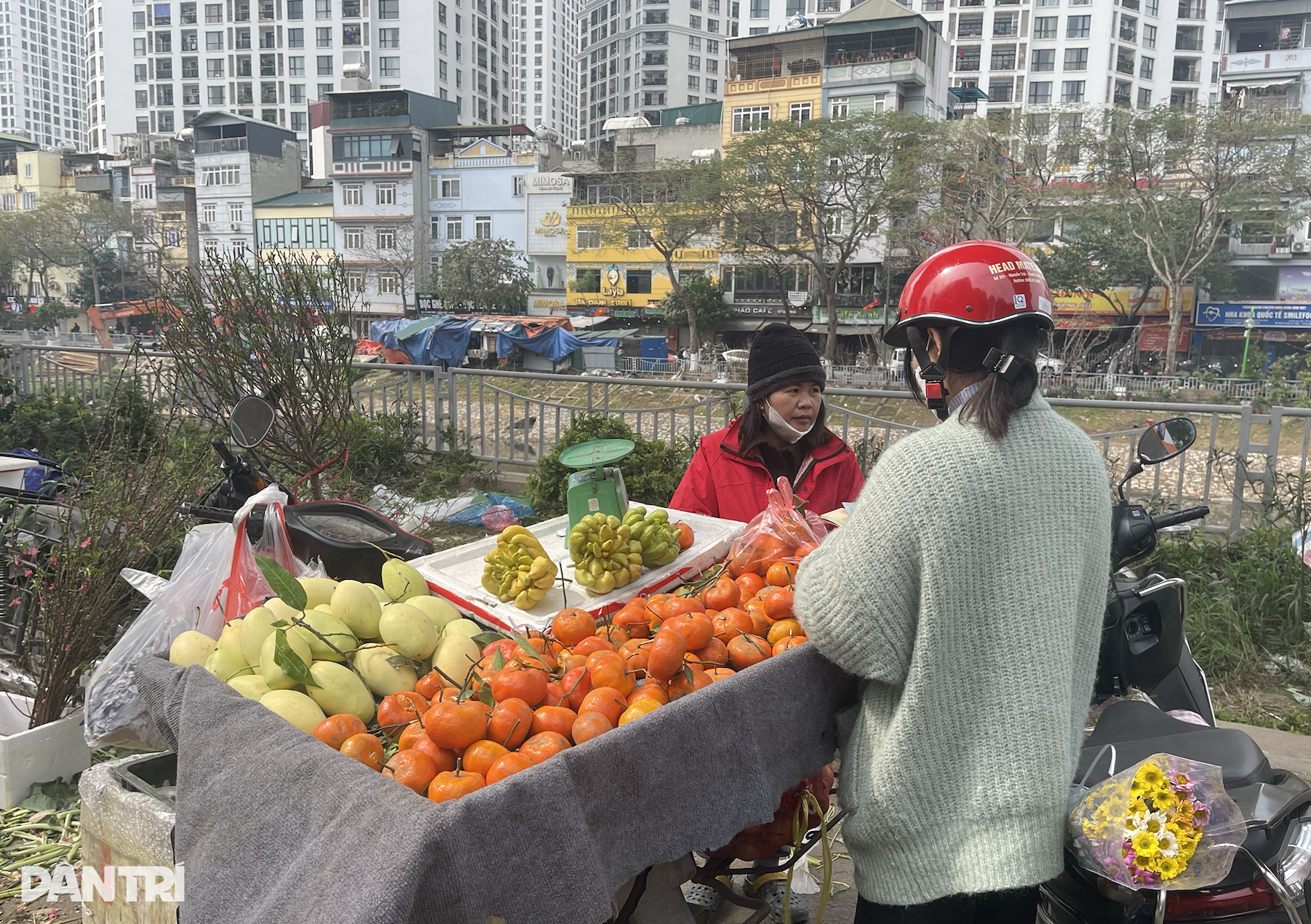 Pasar siang tanggal 30 Tet: Harga lebih murah, 300.000 VND cukup untuk membeli satu nampan berisi lima buah - 1 Chợ trưa 30 Tết: Giá mềm hơn, 300.000 đồng là đủ sắm cả mâm ngũ quả - 1