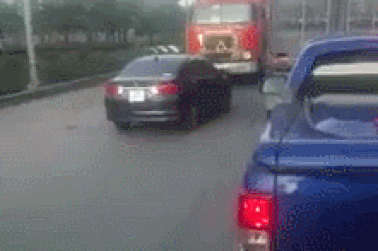 Chạy sai làn đường, xe con bị xe tải ép phải đi lùi