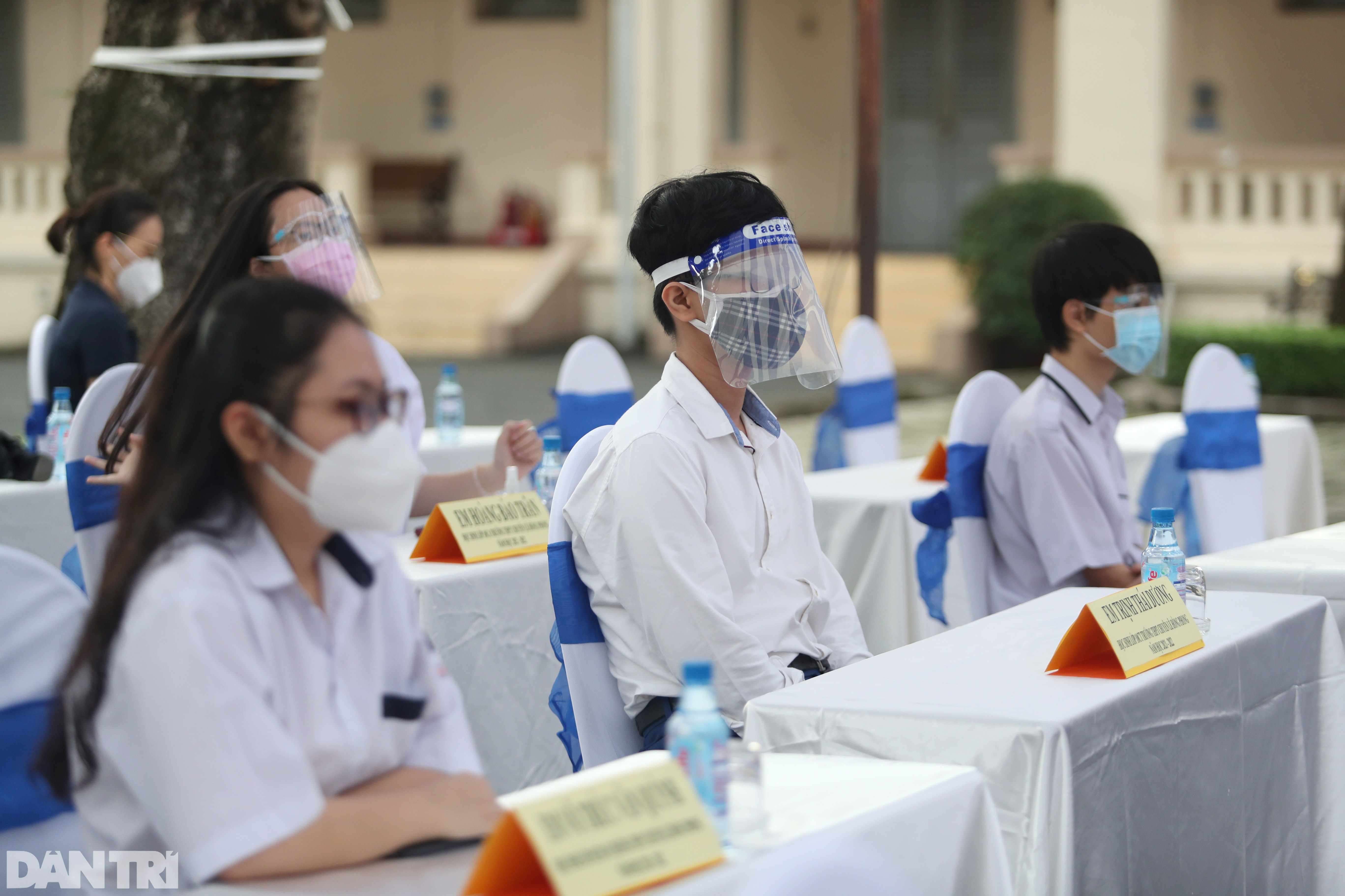 Lãnh đạo, thầy trò ở TPHCM mặc niệm nạn nhân Covid-19 tại Lễ khai giảng - 1 Lãnh đạo, thầy trò ở TPHCM mặc niệm nạn nhân Covid-19 tại Lễ khai giảng - 1
