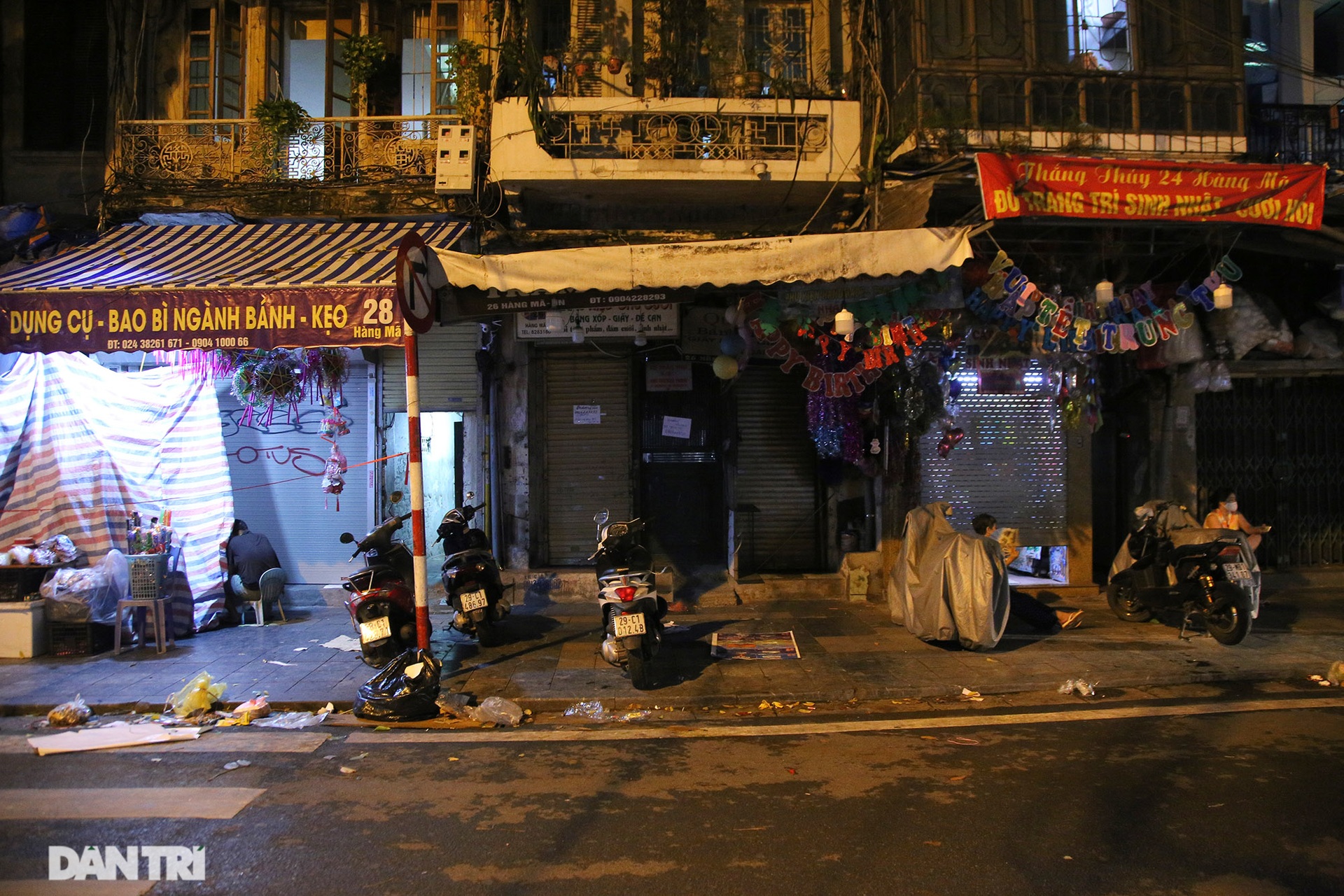 So sánh: Hình ảnh chợ trung thu vắng lặng khác biệt cảnh đông đúc mọi năm - 8