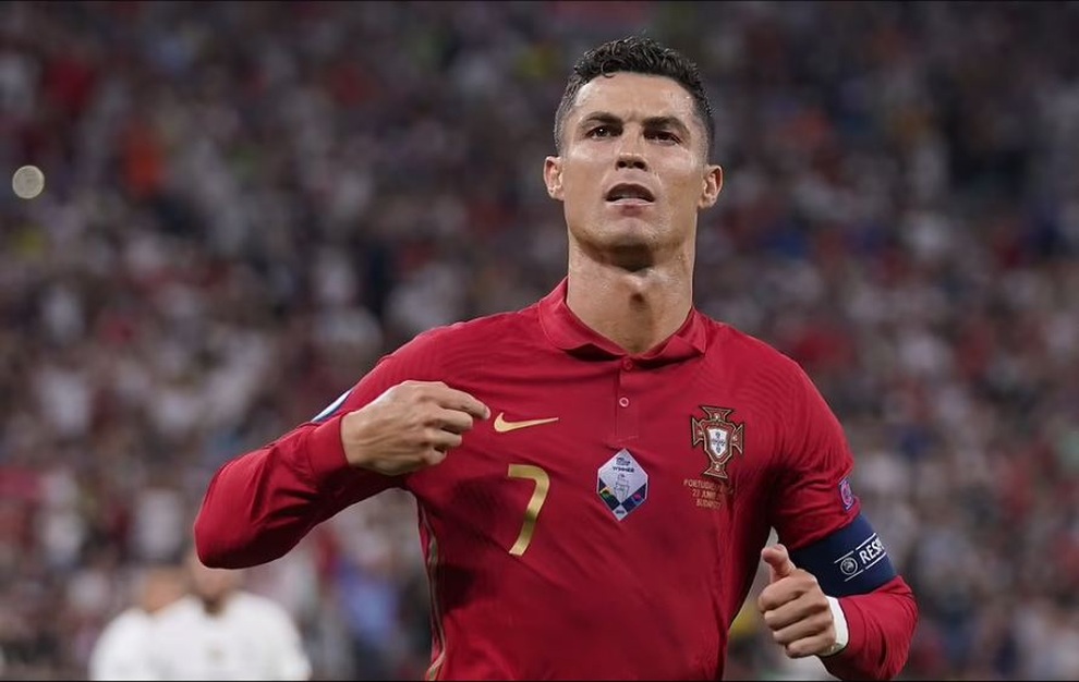 C.Ronaldo bị ném nguyên chai nước ngọt khi ăn mừng bàn thắng - 2 C.Ronaldo bị ném nguyên chai nước ngọt khi ăn mừng bàn thắng - 2