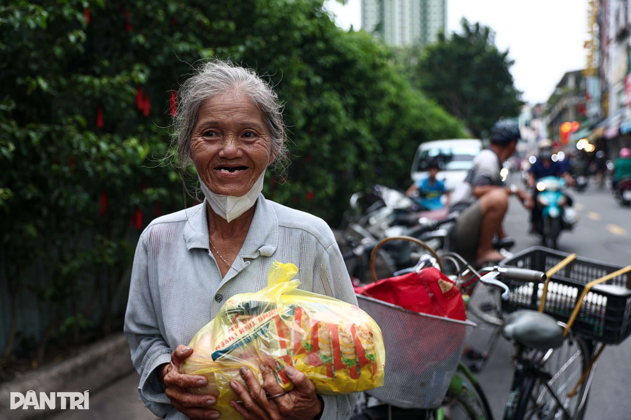 Thanh niên cầm dao đi giật đồ cúng rằm tháng Bảy ở TPHCM - 13