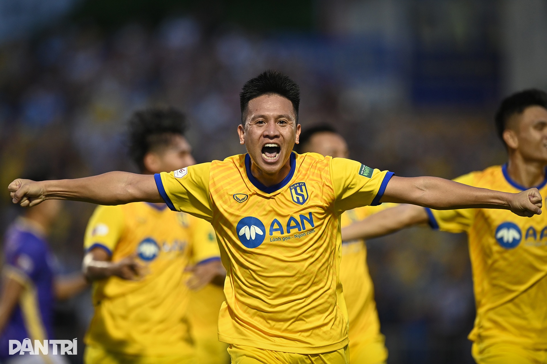 Văn Hậu trêu đùa Quế Ngọc Hải sau trận đại chiến trên sân Vinh - 3