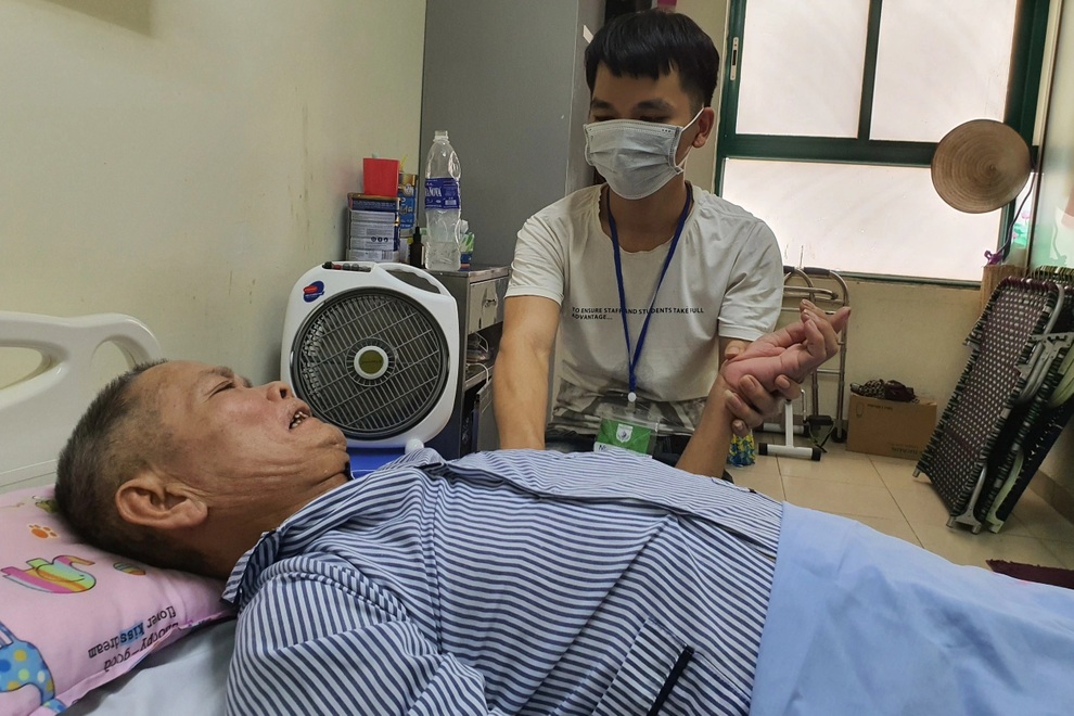 Bác sĩ kêu gọi giúp đỡ người thợ xây bị ngã giàn giáo, liệt tứ chi - 6 Bác sĩ kêu gọi giúp đỡ người thợ xây bị ngã giàn giáo, liệt tứ chi - 6