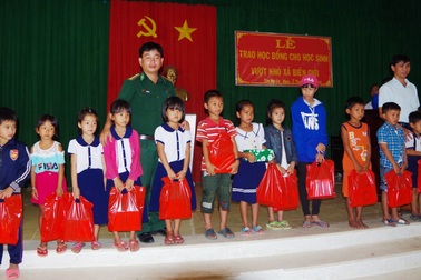 Đồng Tháp: Trao 50 suất học bổng cho HS nghèo vùng biên giới