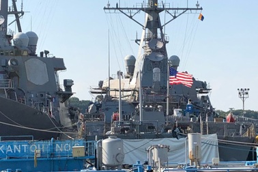 Nhà Trắng bị nghi ra lệnh đưa tàu John McCain “ra khỏi tầm mắt” của ông Trump