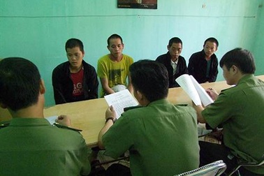 Bốn người đàn ông đói lả tới công an cầu cứu