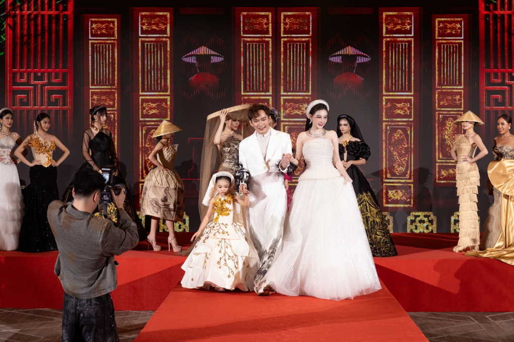 Vietnamese designer brings woven bamboo and recycled materials to Chinese fashion show - 3 NTK Việt đưa tre đan, chất liệu tái chế lên sàn diễn thời trang Trung Quốc - 3