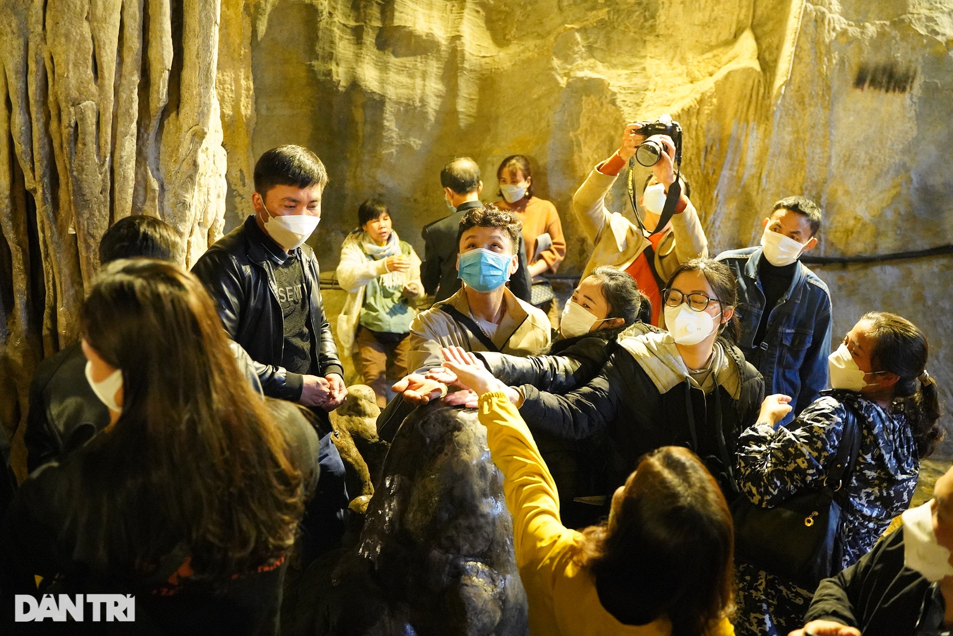 Hàng vạn người đội mưa trẩy hội chùa Hương ngày chính thức mở cửa trở lại - 12