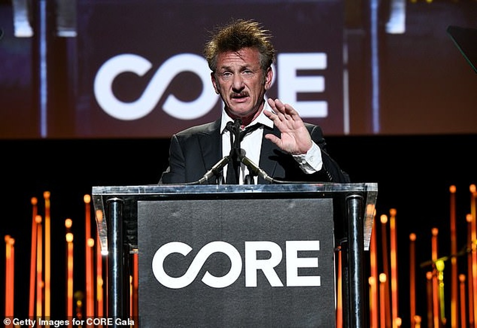 Sean Penn dự sự kiện cùng bạn gái kém 32 tuổi - 2 Sean Penn dự sự kiện cùng bạn gái kém 32 tuổi - 2