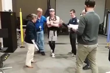 Phi hành gia vất vả tập đi sau khi trở về trái đất