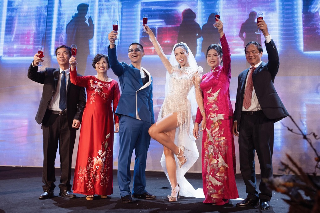 Cô dâu Vũ Ngọc Anh thay trang phục 3 lần trong đám cưới - 9 Cô dâu Vũ Ngọc Anh thay trang phục 3 lần trong đám cưới - 9