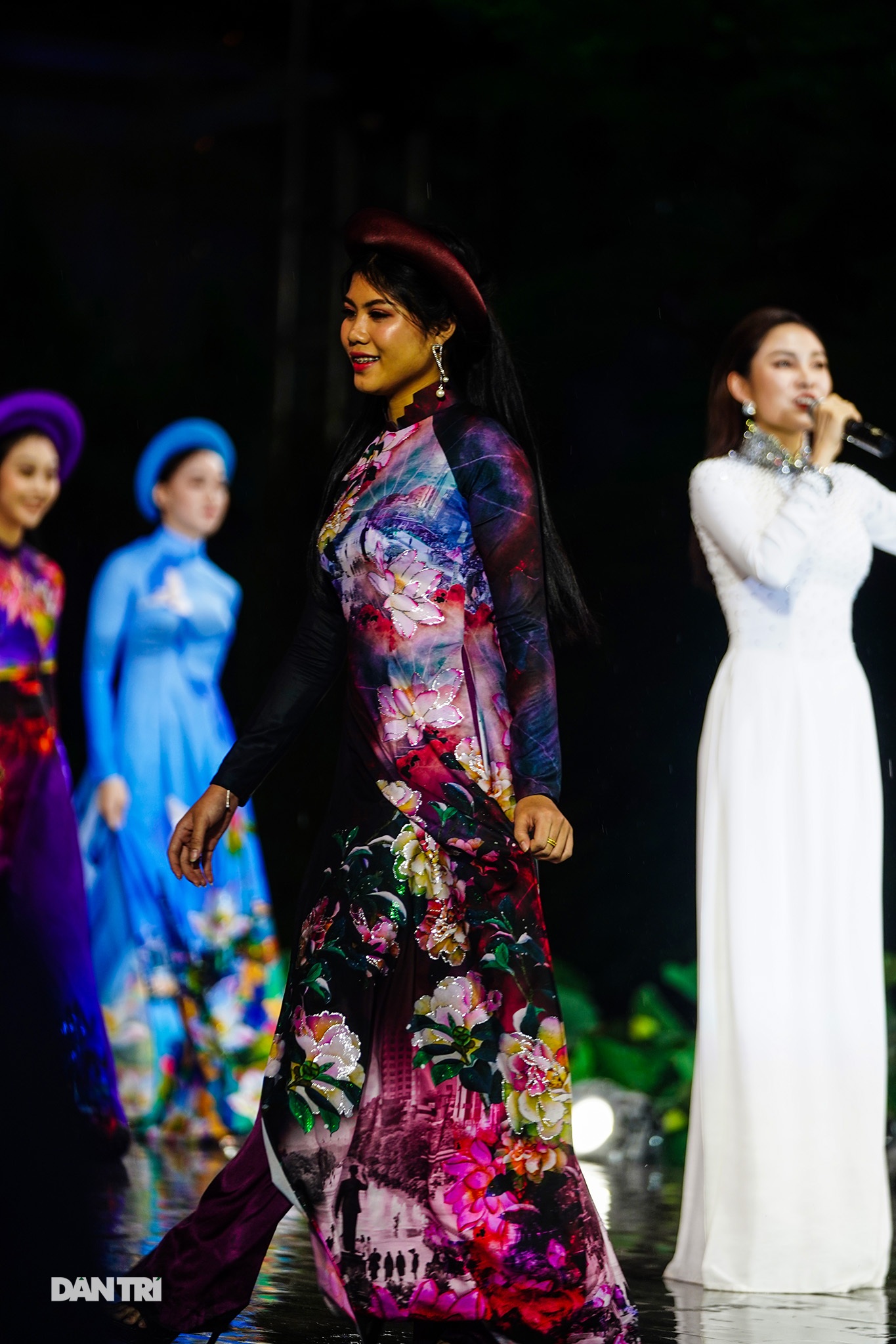 Khác lạ hình ảnh phố đi bộ, chợ Bến Thành, Thủ Thiêm… trên tà áo dài - 10