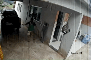 Tài xế quên phanh tay, xe bán tải "vượt rào" lao ra đường