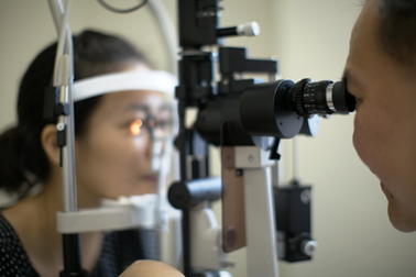 Hiện tượng “ruồi bay” ở người cận thị nặng: Chớ xem thường!