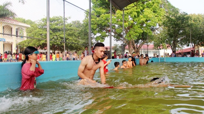 Học sinh Trường Tiểu học Đông Phú (Lục Nam) học bơi tại trường. Ảnh tư liệu (baobacgiang.com.vn)