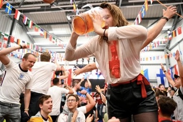 Cổ động viên Anh "tắm" bia sau chiến thắng tại bán kết Euro 2020