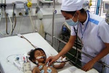 Bé 3 tuổi ngộ độc nặng vì tưởng thuốc là kẹo