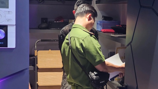 Cận cảnh công an khám xét căn hộ cao cấp của Ngân 98