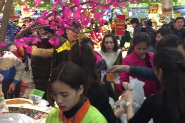 Cận Tết, siêu thị đông đặc người mua sắm