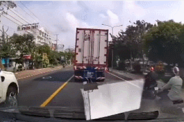 Lấn làn vượt ẩu, tài xế bán tải lập tức nhận "kết đắng"