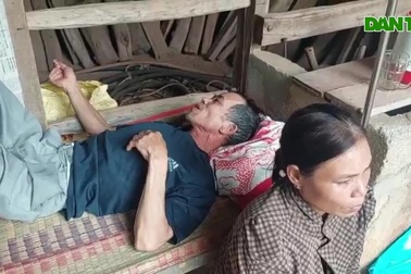 Vợ nghèo bất lực chờ chồng tàn phế vì không tiền chữa trị