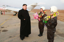  Kim Jong-un thị sát phi công nữ tập luyện