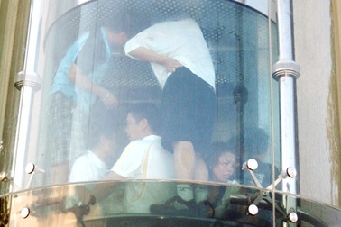 Ngừng hoạt động thang máy "nhốt" 20 người