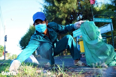 Chuyện  ông già "khùng điên" chuyên nhặt rác ở phố cổ Hội An