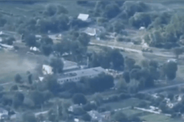 Video Ukraine phóng hỏa lực phá hủy xe tăng Nga