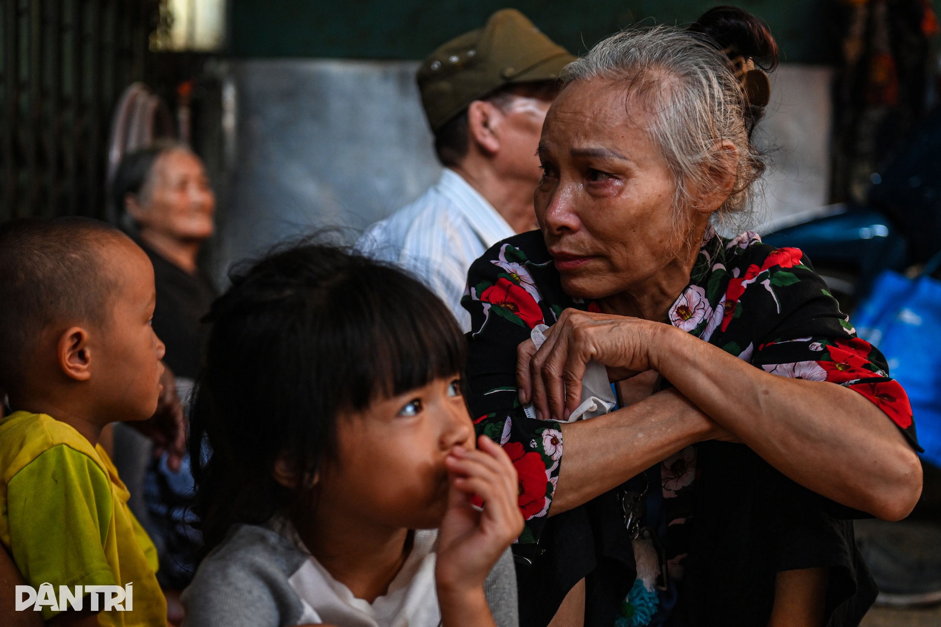 Người dân chạy lũ khi một số khu dân cư ven sông Hồng ở Hà Nội ngập sâu - 12 Người dân chạy lũ khi một số khu dân cư ven sông Hồng ở Hà Nội ngập sâu - 12
